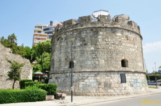 Albania, Durres - zabytkowa wenecka wieża obronna, która jest częścią murów miejskich