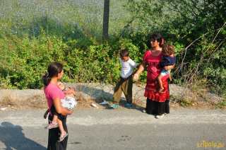 Albania, granica - żebrzące cygańskie matki z dziećmi to częsty widok