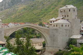 Mostar - widok na Stary Most łączący brzegi Neretwy