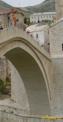 Mostar - z mostu młodzi śmiałkowie skaczą do Neretwy