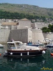 Dubrownik, Chorwacja - widok na port jachtowy i mury miejskie