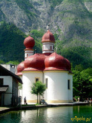 Niemcy, Bawaria - kościółek na półwyspie St. Bartolomä na jeziorem Königsee