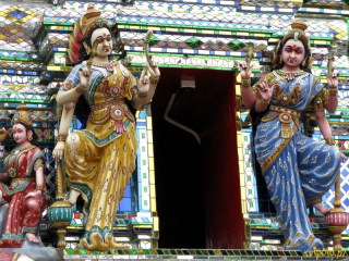 Figurki nad wejściem do hinduskiej świątyni w Johor Bahru