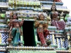 Figurki nad wejściem do hinduskiej świątyni w Johor Bahru