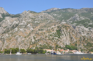 Wody Boki Kotorskiej otoczone są przez góry i miasteczka