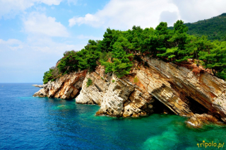 Czarnogóra, Petrovac - widok na skalne klify za miastem
