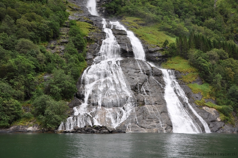 Geirangerfjord-jeden z licznych wodospadów.