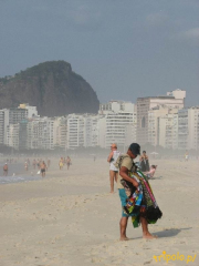 Plaża Copacabana - sprzedawca ręczników na plaży