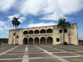 Alcázar de Colón. Wybudowany w 1511 roku to dawna rezydencja pierwszego gubernatora wyspy Diego Kolumba, syna Krzysztofa Kolumba odkrywcy Ameryki. Bydynek jest bardzo dobrze zachowany i można go zwiedzać wewnątrz (obecnie mieści muzeum pamiątek z tamtych czasów).