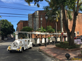 Zwiedzanie Santo Domingo dla bardziej leniwych odbywa się z wykorzystaniem specjalnej, stylizowanej ciuchci z otwartymi wagonikami (nazywa się to „Chu Chu” albo jakoś tak).