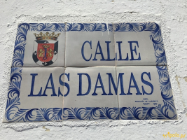 Ulica Calle Las Damas. Warto przespacerować się tą pierwszą ulicą Nowego Świata podziwiając kolonialną zabudowę.