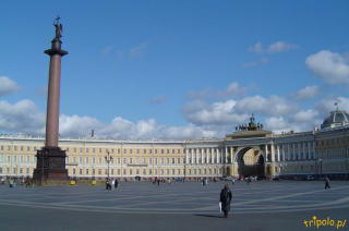 Ogromny Plac Pałacowy z kolumną Aleksandra I