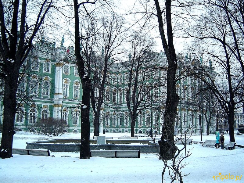 Park przed Ermitażem zimą